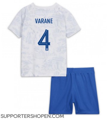 Frankrike Raphael Varane #4 Bortatröja Barn VM 2022 Kortärmad (+ korta byxor)